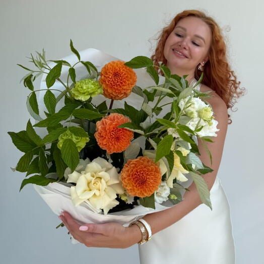 Букет с георгинами, розами и листьями малины "DAHLIA GARDEN"