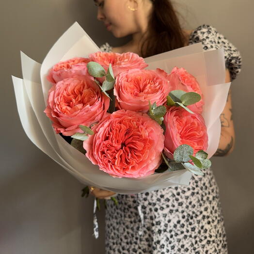 Букет Пионовидные розы Кэнди экспрешн и эвкалипт 🥰