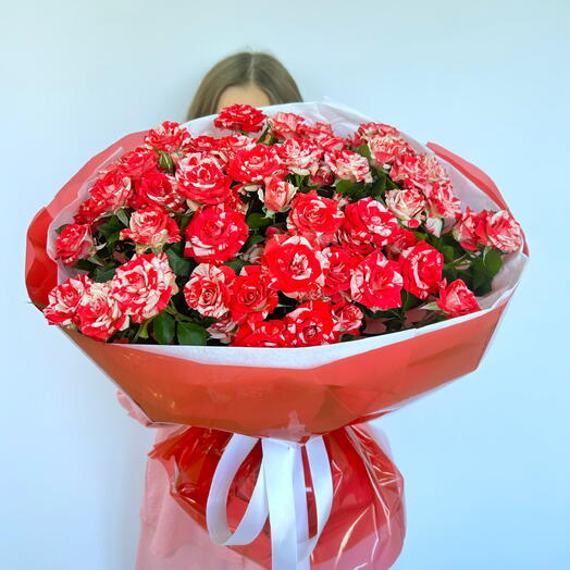 Букет из яркой кустовой розы 🌹