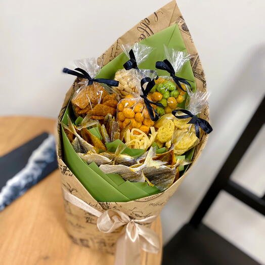 Конверт с закусками и грецкий орехом