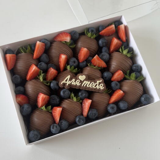 Клубника в шоколаде с голубикой, подарок маме, подарок подруге, любимой девушке