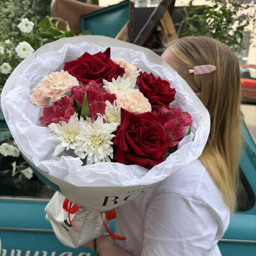 Букет с розами и альстромерией