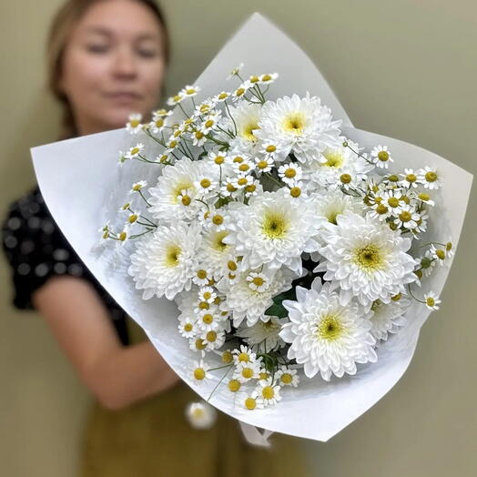 Букет из 5 шт.белых кустовых хризантем и кустовых ромашек матрикария, ромашка камилла, танацетум 3 шт