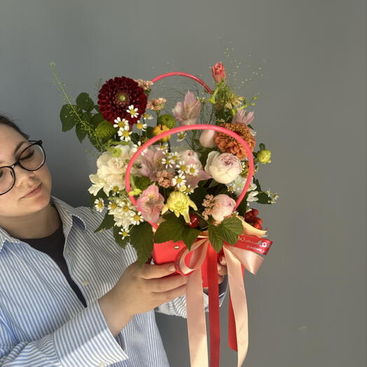 Композиция с георгином, цинией, диантусом, альстромерией, кустовой хризантемой, малиной