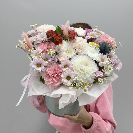 Композиция из цветов в железном ведерке💕