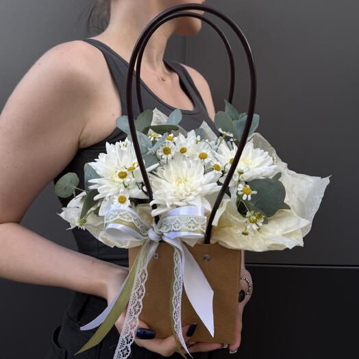 Композиция с хризантемами и эвкалиптом в сумочке крафт