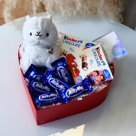 Набор со сладостями МилкиВей, Kinder и мягкий брелок Альпака