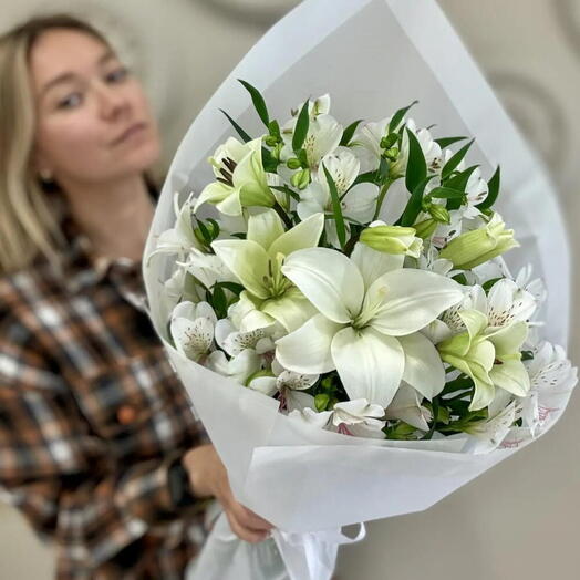 Букет из белых лилий 1 шт и белых альстромерий 3 шт