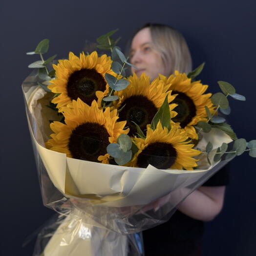 Букет «Мой август»🌻 — 5 подсолнухов с эвкалиптом