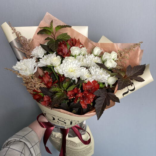 Букет сборный с красными альстромериями и калиной