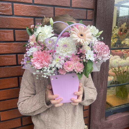 Композиция нежная яркая красивая Гербера, георгина, гипсофила