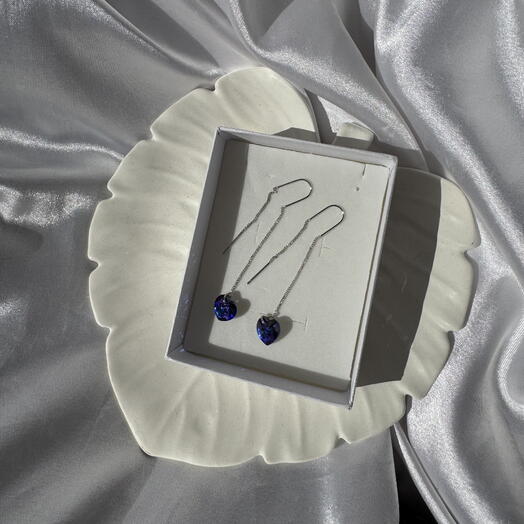 Серьги протяжки с кристаллами swarovski в форме сердца, темно-синие, с переливом сиреневый, iconic сваровски