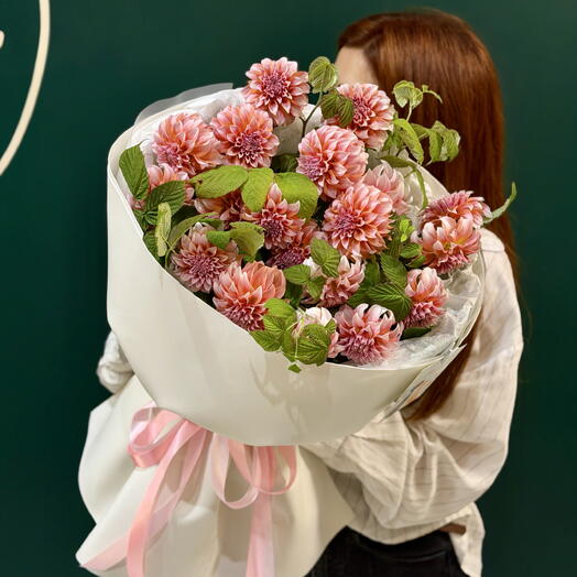 Георгины PEACHES AND CREAM
в воздушной упаковке , авторский букет «Нежность»