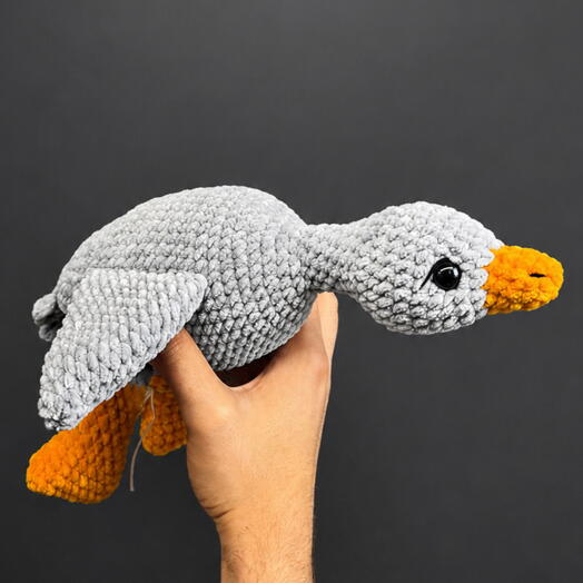 Игрушка ручной работы «Гусёнок серый»