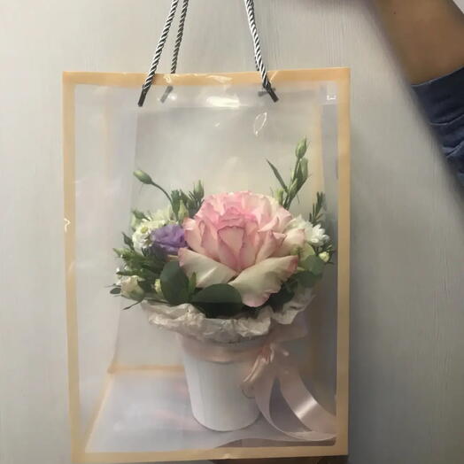 Композиция из великолепных цветов в крафтовом стакане и подарочном пакете🌟