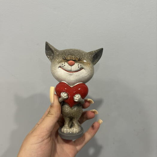 Статуэтка кот с сердцем