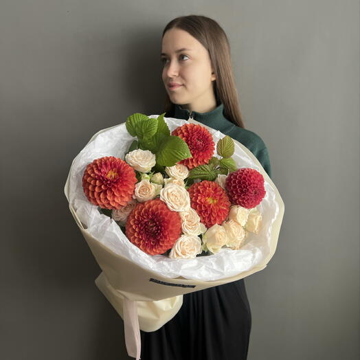 Яркий букет с георгинами