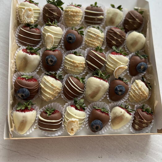 Клубничка 30 ягод raffaello + голубика