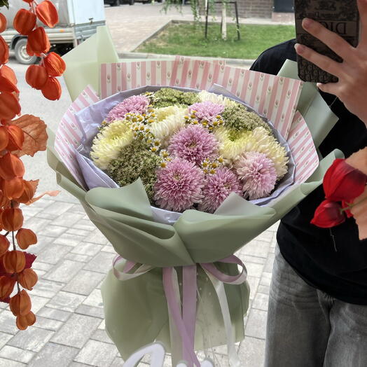Букет с одноголовой хризантемой, танацетумом  и очитоком в нежной упаковке 💕🤍