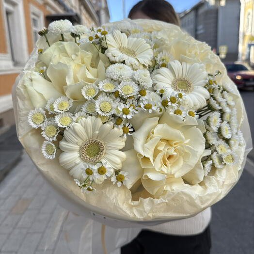 Белоснежный букет со стойкими герберами, ароматными французскими розами, ажурной кустовой хризантемой