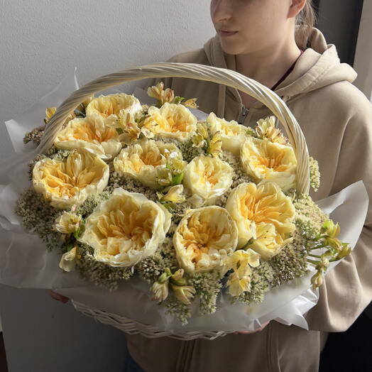 Солнечная корзина с крупными розами