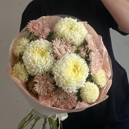 Нежный букет из сезонных цветов - кустовые астры и хризантемы в упаковке 🎀 размер S