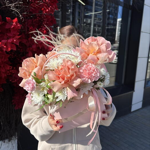 Нежная композиция с ажурными розами в сумочке 🌸