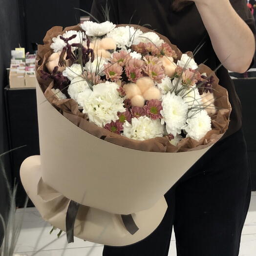 Осенний букет с хризантемой, диантусом, ковылем и хлопком