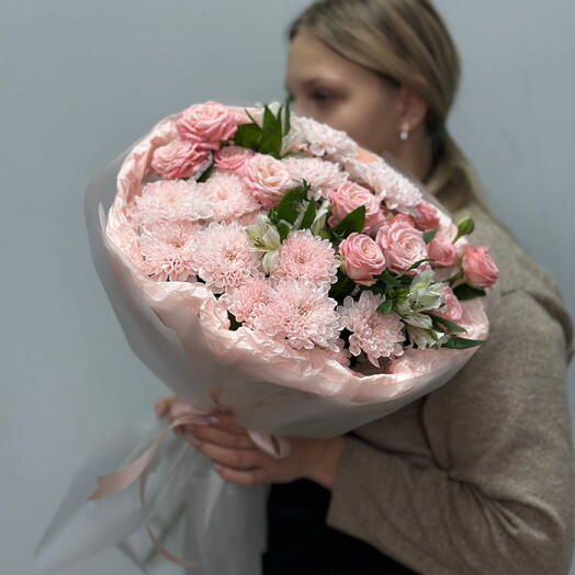 Моно букет из кустовых роз и хризантем S