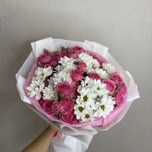 Яркое восполнение 💖 воздушный Дуо букет из ромашковидных хризантем и кустовых роз