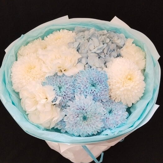 Букет с гортензией в голубых оттенках