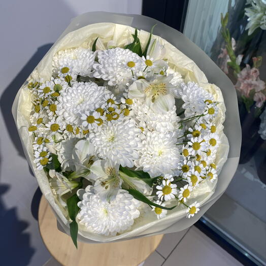Нежные хризантемы и ромашки