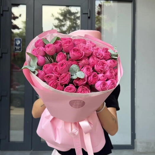Авторский букет Mouse Flowers:Кустовые розы Жизель/эвкалипт