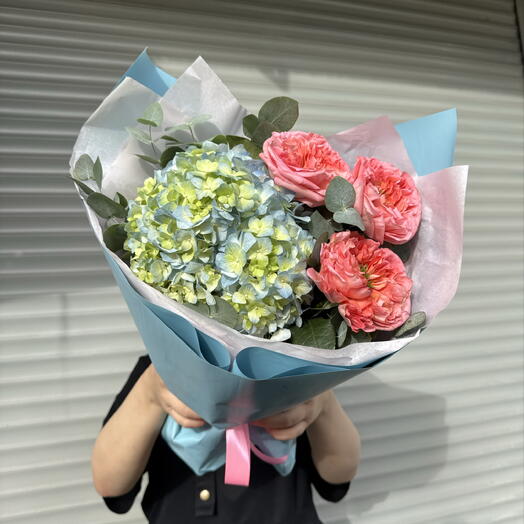 Букет «Мальвина» 🦋в составе гортензия, розы MANDARIN, эвкалипт