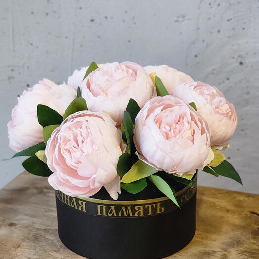 Композиция траурная "Вечная память" из искусственных цветов в шляпной коробке