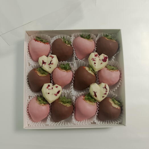 Клубника в шоколаде с конфетами сердце (12-16 ягод)