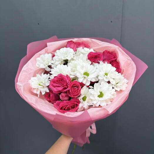 Сборный букетик из ромашек и кустовых роз 💐