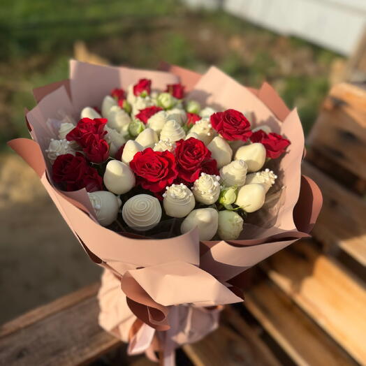 Букет из клубники в шоколаде и цветов