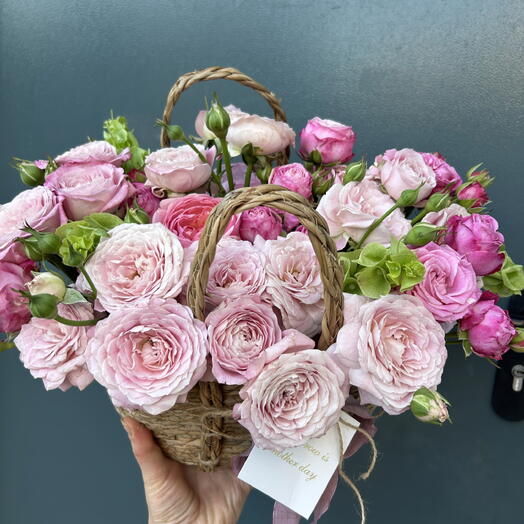 Корзина с розами🌸пионовидные розы