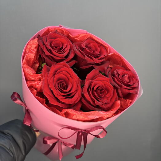 Букет красных роз в нежной упаковке🌿🌹🌹🌹🌿