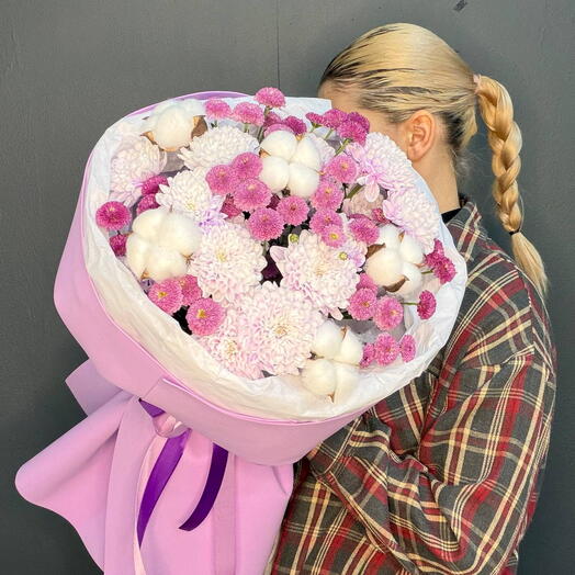 Яркий букет 💜с кустовой хризантемой , Сантини и нежным хлопком
