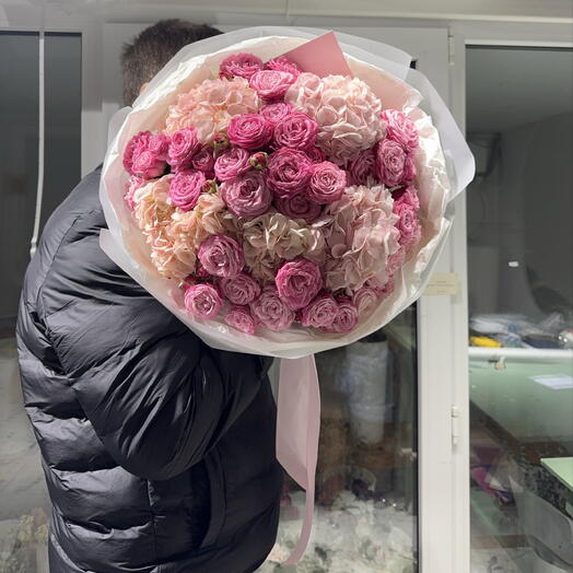 микс гортензий и пионовидных кустовых роз