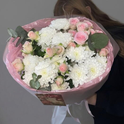 Авторский букет с эвкалиптом, кустовой розой и хризантемой