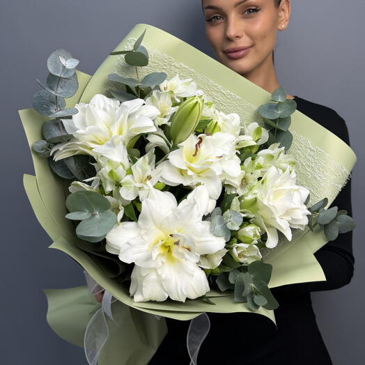 Букет с лилией, альстромерией и эвкалиптом в стильной упаковке💚