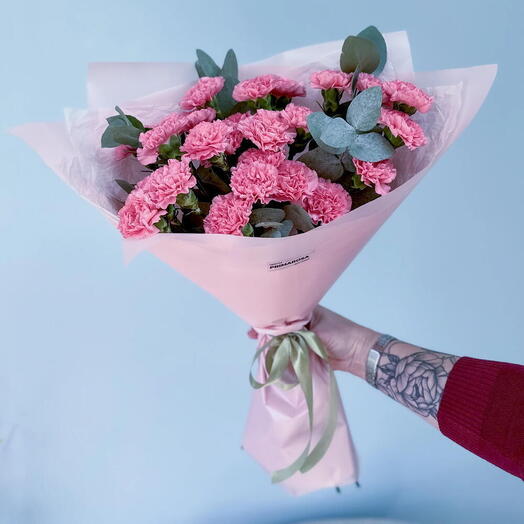 Букет из 15 розовых гвоздик с эвкалиптом «Нежный комплимент»💗 24181