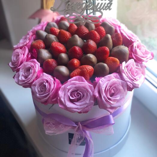 A box with roses and strawberries