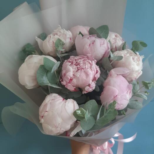 Bouquet of 9 peonies with eucalyptus