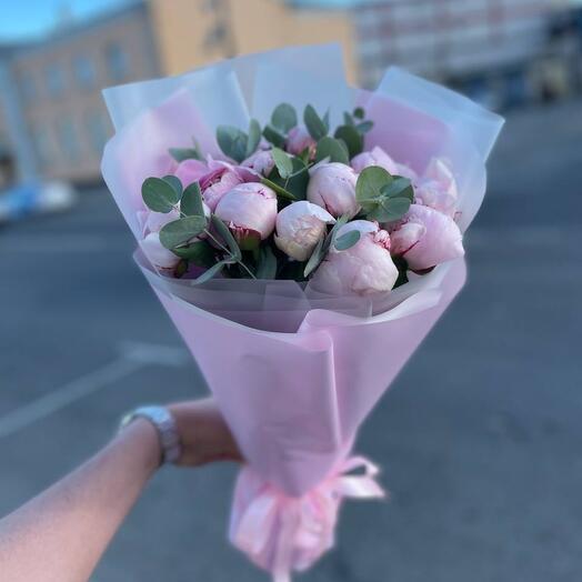 Букет из 13 пион с зеленью