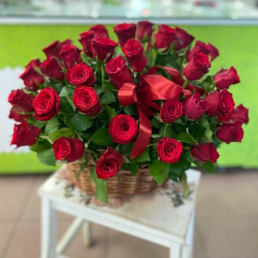 51 роза в корзине