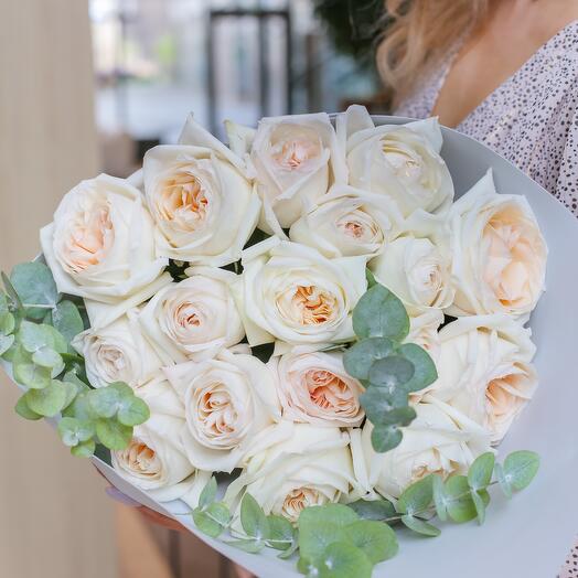 Ramo con rosas peonías y eucalipto